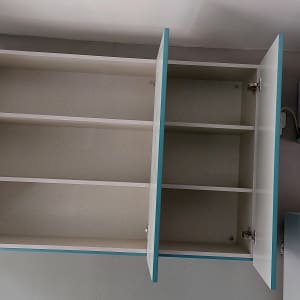 ארון מטבח פתוח עם מדפים ריקים