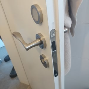 ידית ודלת עם מנעול כסוף