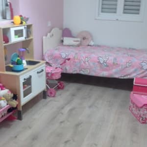 רצפת פרקט עץ בהירה בחדר ילדים