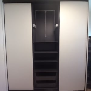 ארון בגדים עם מדפים ומוט תלייה