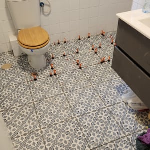 ריצוף חדש עם מרווחים ומחברים כתומים