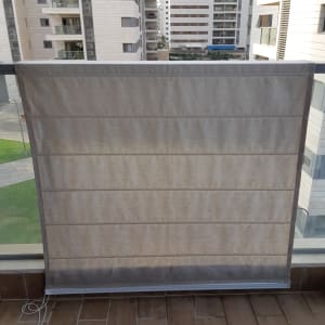 וילון בד תלוי על מרפסת עם חוטים