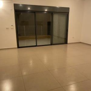 רצפה נקייה ומבריקה בחדר ריק עם חלונות גדולים