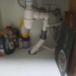 צנרת פלסטיק מתחת לכיור עם חיבורים