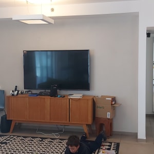 תמונה של ציור על קיר ליד חלון