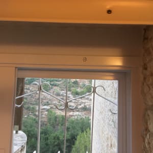 מסגרת אלומיניום לחלון עם רשת מגן