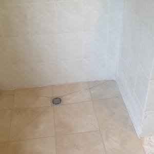 ריצוף חדש בחדר אמבטיה עם ניקוז מותקן