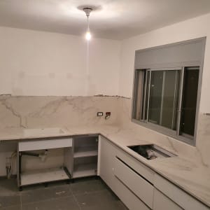 משטחי שיש במטבח עם כיור מובנה