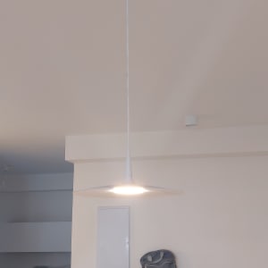 מנורת תקרה תלויה עם כבל חשמלי לבן