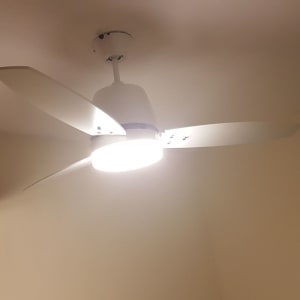 מאוורר תקרה עם תאורה דולקת