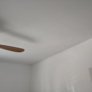 תקרה וקיר צבועים בלבן עם מאוורר תקרה