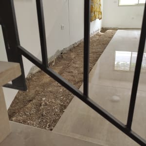 שביל חפירה לאורך קיר עם רצפת אריחים