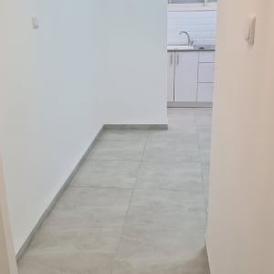 מסדרון עם רצפת אריחים חדשים וקירות צבועים