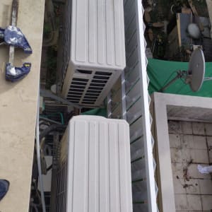 יחידות מיזוג אוויר ליד לוחות אלומיניום