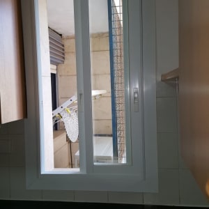 חלון אלומיניום לבן עם ידית פתיחה