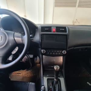 הגה רכב, מסך מגע, כפתורי שליטה, ידית הילוכים