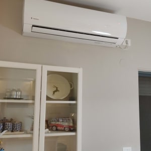 מזגן קיר לבן מותקן על קיר פנימי