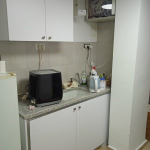 ארון מטבח לבן עם ידיות עגולות