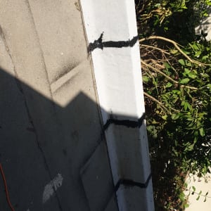 קיר עם איטום שחור לאורך הסדקים