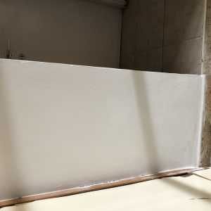 קיר צבוע בלבן עם קצוות מסוידים