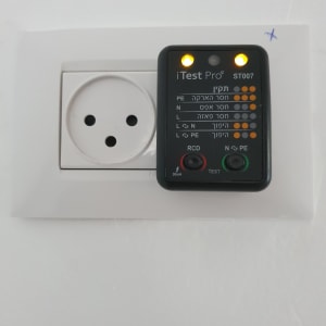 בודק שקע חשמלי עם נורות חיווי דולקות