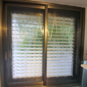 חלון זכוכית עם דוגמת פסים מטושטשת