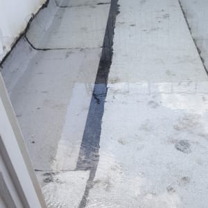 גג אטום עם יריעות ביטומניות ומים זורמים מצינור