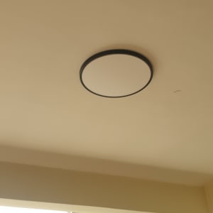 תאורה עגולה מותקנת בתקרה לבנה