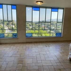 רצפה נקייה עם חלונות גדולים ברקע