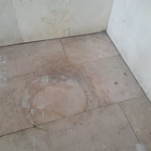 רצפה מלוכלכת עם סימני ניקוי וסבון