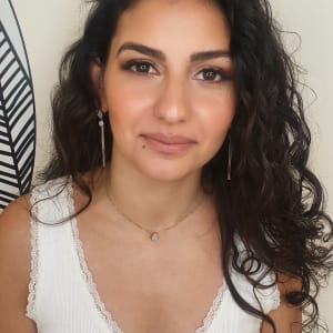 איפור עיניים טבעי, שיער מתולתל, שפתון עדין