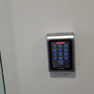 לוח מקשים עם תאורה כחולה על קיר