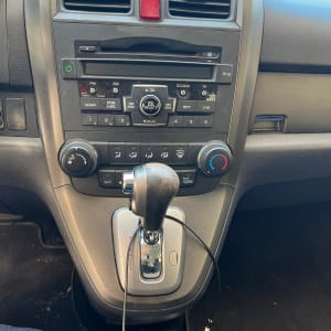 מערכת שמע ומזגן ברכב עם ידית הילוכים