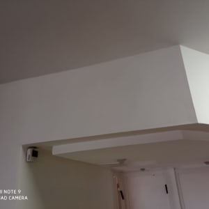 תקרת גבס לבנה עם פינות וזוויות שונות