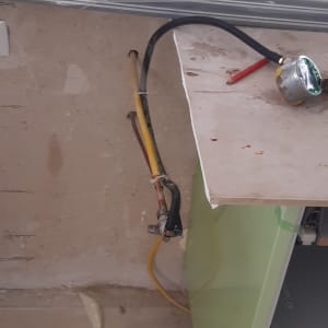 צינור גז עם מד לחץ על קיר