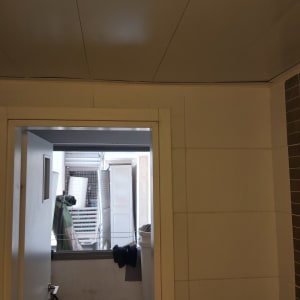 קיר גבס עם דלת פתוחה וחדר אחסון