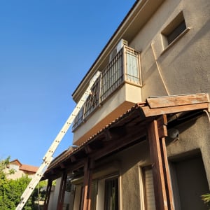 מרפסת עם מסגרת מתכתית וחלון זכוכית