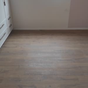 רצפת עץ נקייה בחדר עם חלון