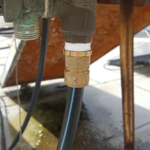 חיבור צינור פלסטיק לשסתום מתכת חלוד