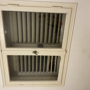 חלון זכוכית עם תריסים פנימיים