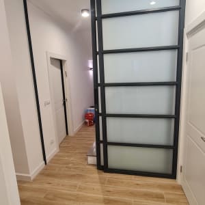 דלת זכוכית חלבית עם מסגרת מתכת שחורה