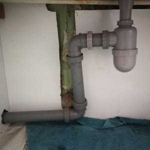 צינור ביוב מתחת לכיור עם מחברים