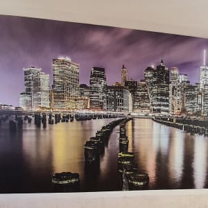 טפט של קו רקיע עירוני עם גורדי שחקים בלילה