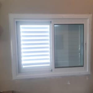 חלון אלומיניום עם תריסים לבנים