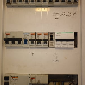 לוח חשמל עם מפסקים ומתגים שונים