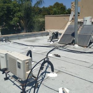 גג עם צינורות אטומים בחומר לבן