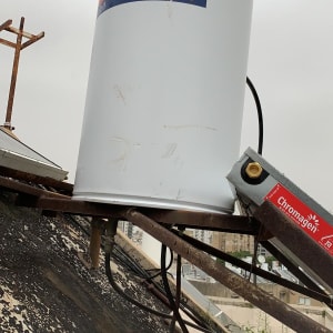 דוד שמש כרומגן מותקן על גג עם צינורות