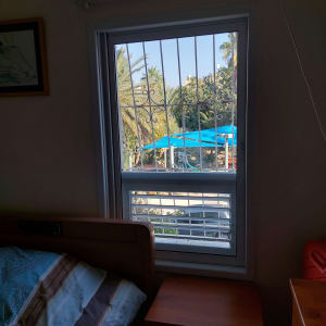 חלון עם סורגי אלומיניום בחדר שינה