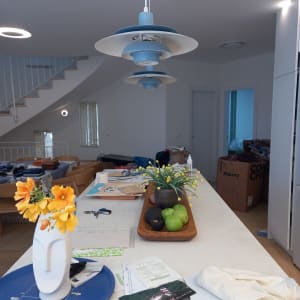 שולחן עם פרחים, פירות, מסמכים וכלי מטבח