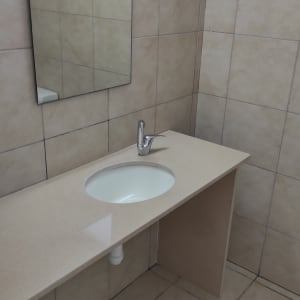 כיור עם ברז בחדר אמבטיה מרוצף